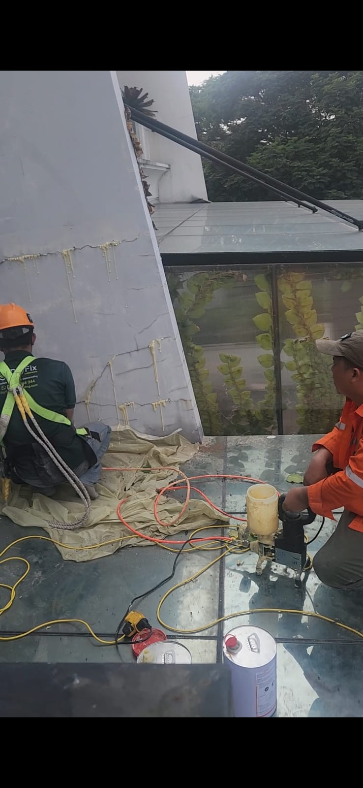 Tim DryFix melakukan injeksi polyurethane pada retak beton