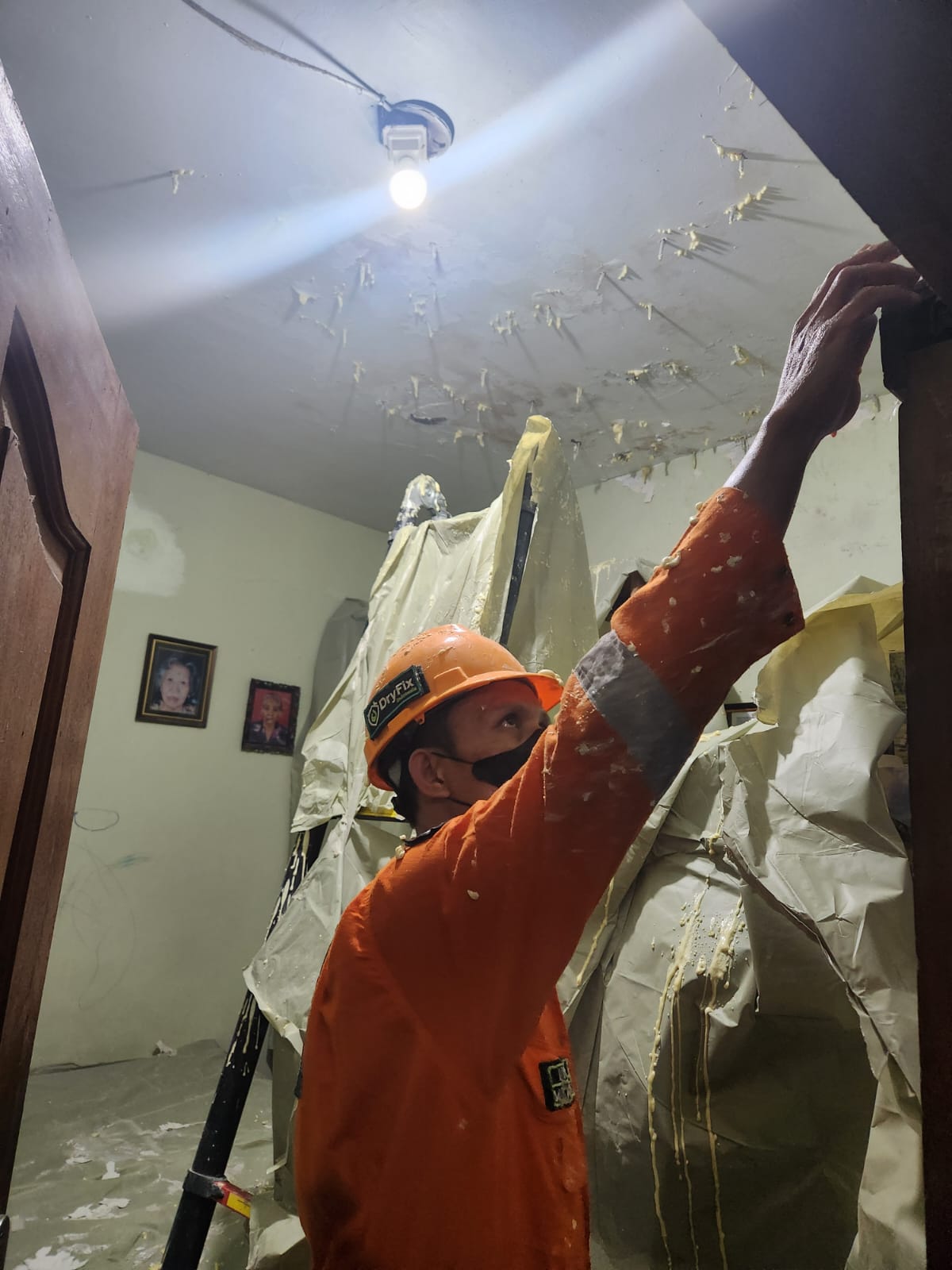 Injeksi resin polyurethane pada retak beton menggunakan pompa bertekanan